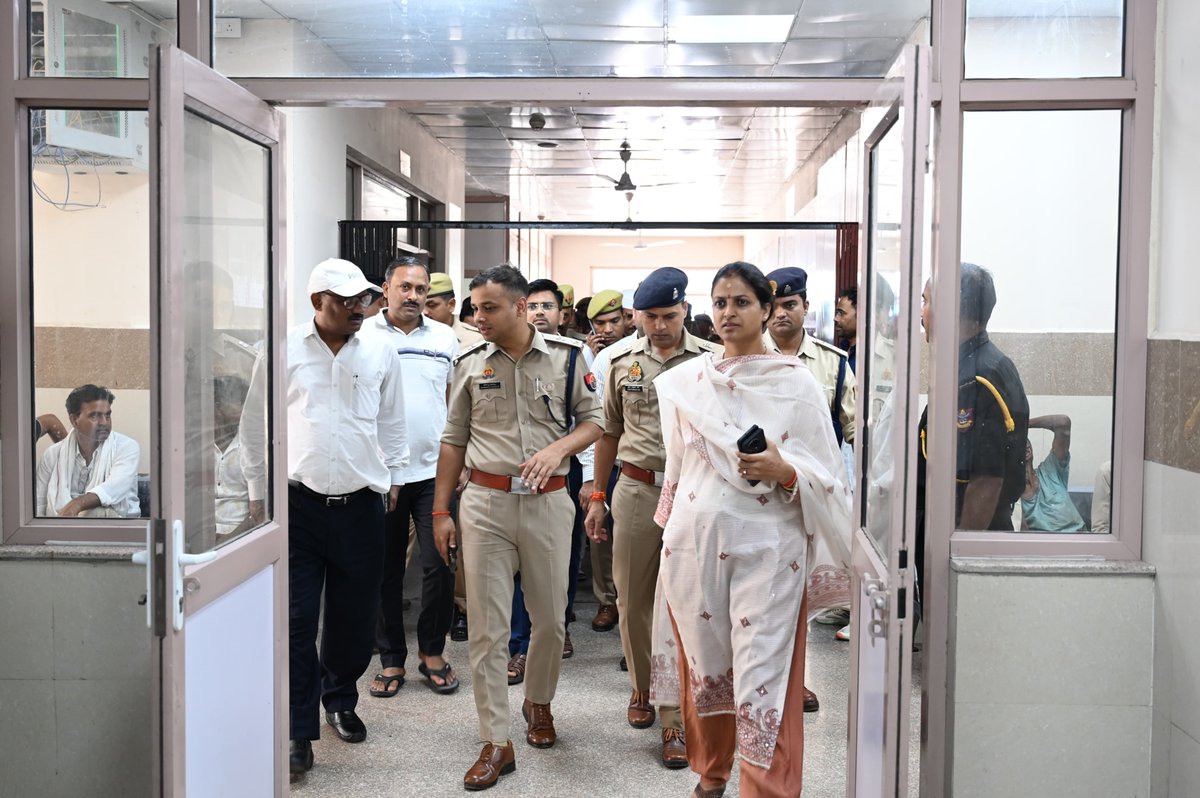 fatehpurpolice's tweet photo. आज दिनांक 09.08.2026 को प्रातः करीब 09:00 बजे थाना बिन्दकी क्षेत्रान्तर्गत ग्राम अलियाबाद के पास पिकअप वाहन संख्या UP71 BT 5211 पेड़ से टकराकर पलट गया, जिसमें सवार 29 लोग घायल हो गए। सूचना पर थाना बिन्दकी पुलिस द्वारा तत्काल मौके पर पहुंचकर सभी घायलों को उपचार हेतु मेडिकल कॉलेज फतेहपुर पहुंचाया गया। घायलों में बच्चे, महिलाएं एवं पुरुष शामिल हैं। 07 घायलों को हेड इंजरी के दृष्टिगत बेहतर उपचार हेतु कानपुर हैलट रेफर किया गया है। सभी घायलों का चिकित्सकों द्वारा उपचार किया जा रहा है तथा वर्तमान में कोई भी घायल अत्यधिक गंभीर स्थिति में नहीं है। #Dmfatehpur व #Spfhr द्वारा मेडिकल कॉलेज पहुंचकर घायलों का हालचाल जाना गया तथा चिकित्सकों से उपचार की जानकारी लेते हुए बेहतर चिकित्सा सुविधा उपलब्ध कराने हेतु आवश्यक दिशा-निर्देश दिए गए। कानपुर हैलट रेफर घायलों के उपचार हेतु वहां के चिकित्सकों से समन्वय स्थापित किया गया है।        प्रारंभिक जानकारी के अनुसार घायल ग्राम कुरई, थाना बिन्दकी से मनगढ़, जनपद प्रतापगढ़ दर्शन हेतु जा रहे थे। वाहन मालिक एवं चालक साहिल भी वाहन में सवार थे तथा उन्हें भी चोटें आई हैं। चालक द्वारा प्रथम दृष्टया स्टीयरिंग एवं ब्रेक फेल होने के कारण वाहन अनियंत्रित होकर पेड़ से टकराने की बात बताई गई है। दुर्घटना के वास्तविक कारणों की पुष्टि वाहन के तकनीकी परीक्षण एवं घटनास्थल के निरीक्षण के उपरांत होगी। 
#UPPolice