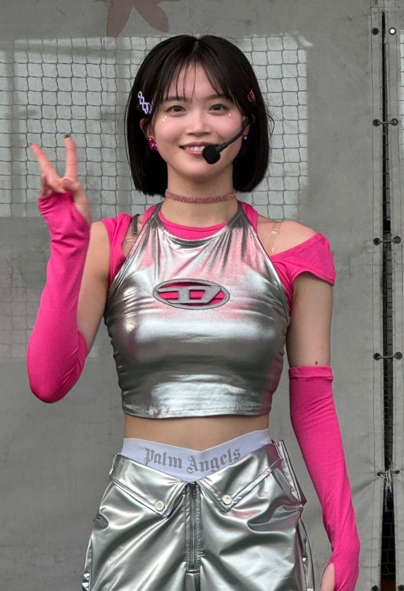 OneFive_Cute97's tweet photo. Todays morning worship 🙇‍♂️

Pink and silver Soyo is always a really beautiful visual but peace sign Soyo is especially cute too 😍

Soyo with her eyes closed and a big smile is especially adorable! I want to go back and watch these fancams 🥰💚

#OneFive #OneFive_SOYO https://t.co/BE2nl6eV77