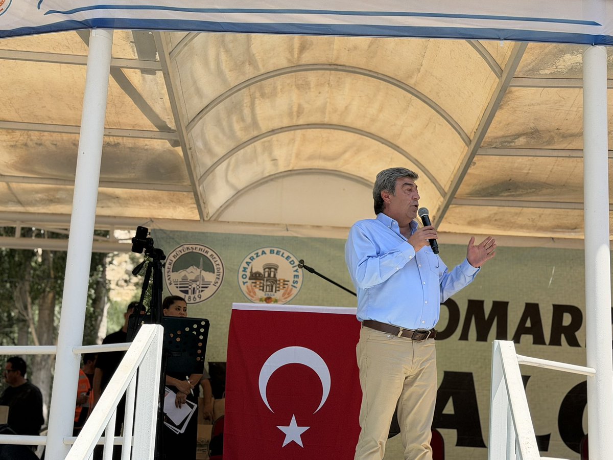 DursunATAS38's tweet photo. Valimiz Sayın Gökmen Çiçek ile nice asırlardır bu topraklarda yankılanan bir yiğitlik türküsünün izinde; Tomarza Dadaloğlu’ndayız.

Haksızlığa ve adaletsizliğe boyun eğmeyip zulme yiğitçe başkaldıran Dadaloğlu’nun otağında; onun cesaretini, mertliğini ve dik duruşunu miras bilen yiğit torunlarıyla buluştuk, hasret giderdik.

Bizlere her daim destek olan; samimiyetini ve duasını esirgemeyen Emmilerim iyi ki varlar. Sağ olsun, var olsunlar.

Dadaloğlu’nun yiğitlik mirasıyla, aynı gönülde buluşmaya; omuz omuza, gönül gönüle yürümeye devam edeceğiz.
Birlik ve beraberliğimiz daim olsun.

“Dadaloğlu der ki belim bükülür,
Gözümün gevheri yere dökülür,
Yalnız taştan duvar olmaz yıkılır,
Koç yiğite emmi dayı il gerek…”