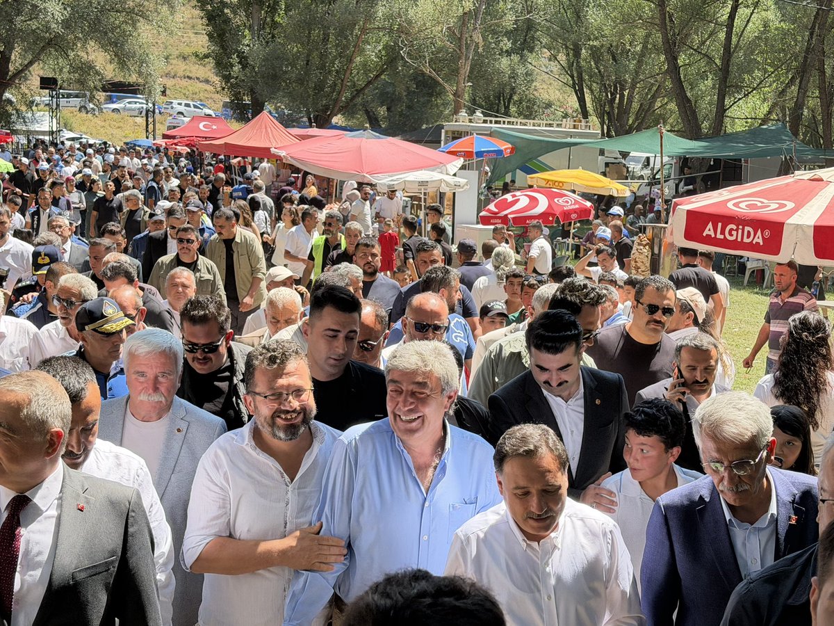 DursunATAS38's tweet photo. Valimiz Sayın Gökmen Çiçek ile nice asırlardır bu topraklarda yankılanan bir yiğitlik türküsünün izinde; Tomarza Dadaloğlu’ndayız.

Haksızlığa ve adaletsizliğe boyun eğmeyip zulme yiğitçe başkaldıran Dadaloğlu’nun otağında; onun cesaretini, mertliğini ve dik duruşunu miras bilen yiğit torunlarıyla buluştuk, hasret giderdik.

Bizlere her daim destek olan; samimiyetini ve duasını esirgemeyen Emmilerim iyi ki varlar. Sağ olsun, var olsunlar.

Dadaloğlu’nun yiğitlik mirasıyla, aynı gönülde buluşmaya; omuz omuza, gönül gönüle yürümeye devam edeceğiz.
Birlik ve beraberliğimiz daim olsun.

“Dadaloğlu der ki belim bükülür,
Gözümün gevheri yere dökülür,
Yalnız taştan duvar olmaz yıkılır,
Koç yiğite emmi dayı il gerek…”