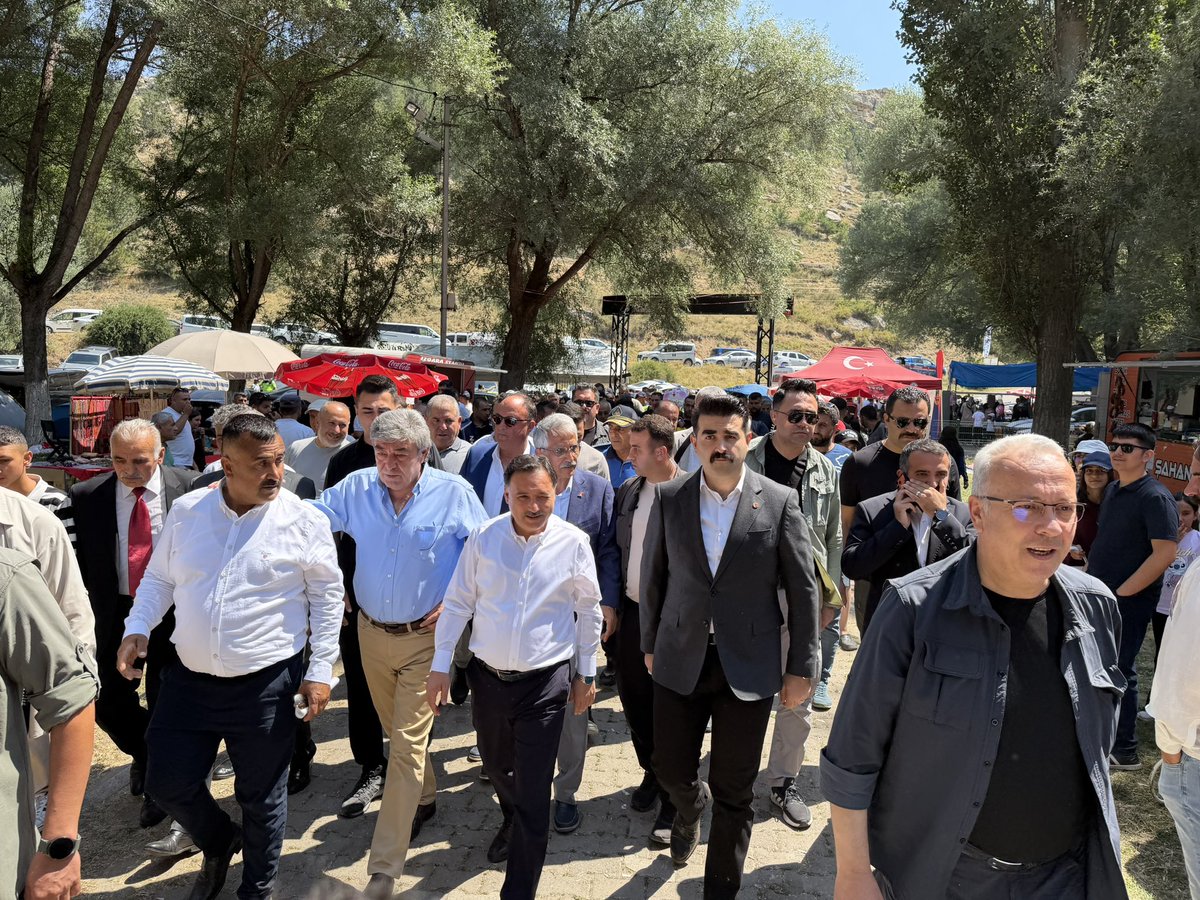 DursunATAS38's tweet photo. Valimiz Sayın Gökmen Çiçek ile nice asırlardır bu topraklarda yankılanan bir yiğitlik türküsünün izinde; Tomarza Dadaloğlu’ndayız.

Haksızlığa ve adaletsizliğe boyun eğmeyip zulme yiğitçe başkaldıran Dadaloğlu’nun otağında; onun cesaretini, mertliğini ve dik duruşunu miras bilen yiğit torunlarıyla buluştuk, hasret giderdik.

Bizlere her daim destek olan; samimiyetini ve duasını esirgemeyen Emmilerim iyi ki varlar. Sağ olsun, var olsunlar.

Dadaloğlu’nun yiğitlik mirasıyla, aynı gönülde buluşmaya; omuz omuza, gönül gönüle yürümeye devam edeceğiz.
Birlik ve beraberliğimiz daim olsun.

“Dadaloğlu der ki belim bükülür,
Gözümün gevheri yere dökülür,
Yalnız taştan duvar olmaz yıkılır,
Koç yiğite emmi dayı il gerek…”