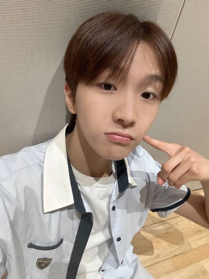 uosk81's tweet photo. 나는 이렇게쌍꺼풀라인 보여주는게너무!!!!!좋음 https://t.co/OcsLS7dssA