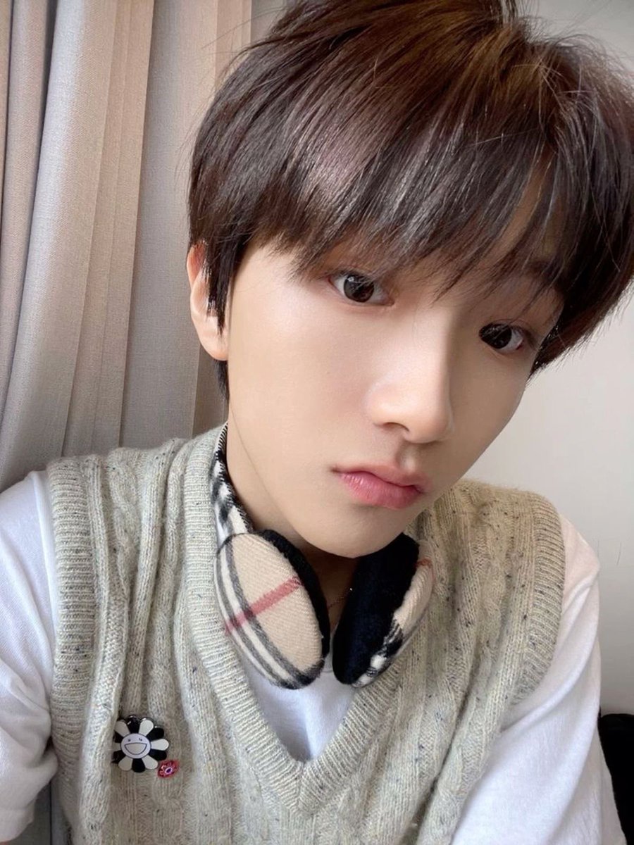 uosk81's tweet photo. 나는 이렇게쌍꺼풀라인 보여주는게너무!!!!!좋음 https://t.co/OcsLS7dssA