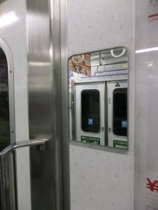 NAGOYA_iJU's tweet photo. 名古屋に移住してビックリしたこと

「地下鉄車内に謎の鏡がある」 https://t.co/fghI2BxNAd