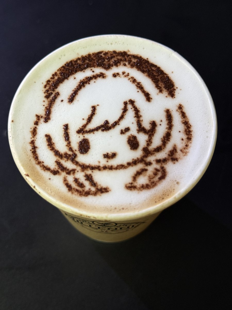Re_nono00's tweet photo. カフェミレニアのラテアートラジエル。実にかわいい。写真撮って砂糖とミルクを筋肉芸人ばりにヤー！！してアートは消えた

近くお姉さんが輪郭の内側に丁寧に砂糖とミルクを入れてて、自分の蛮族ムーブに生きてて恥ずかしくなった話。舌はやけどした(｡´･ω･)

#グラブルEXフェス2026 https://t.co/h9KPCpI46Y