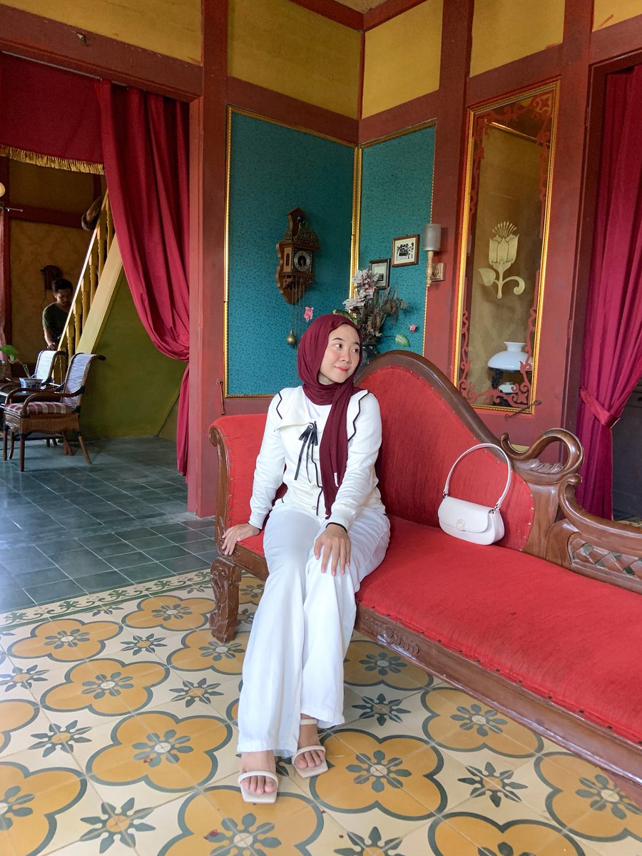 slvfbri's tweet photo. LOKASI SHOOTING FILM BUMI MANUSIA &amp; THAGHUT ‼️

Awalnya random aja kesini, ternyata ini adalah lokasi shooting film dan outfit aku on point banget! Ada yang bisa nebak nggak ini dimana? Clue-nya di Jogja! 😍🫶🏻 https://t.co/U0GQt6lApx