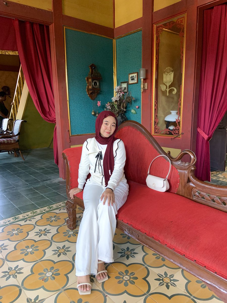 slvfbri's tweet photo. LOKASI SHOOTING FILM BUMI MANUSIA &amp; THAGHUT ‼️

Awalnya random aja kesini, ternyata ini adalah lokasi shooting film dan outfit aku on point banget! Ada yang bisa nebak nggak ini dimana? Clue-nya di Jogja! 😍🫶🏻 https://t.co/U0GQt6lApx
