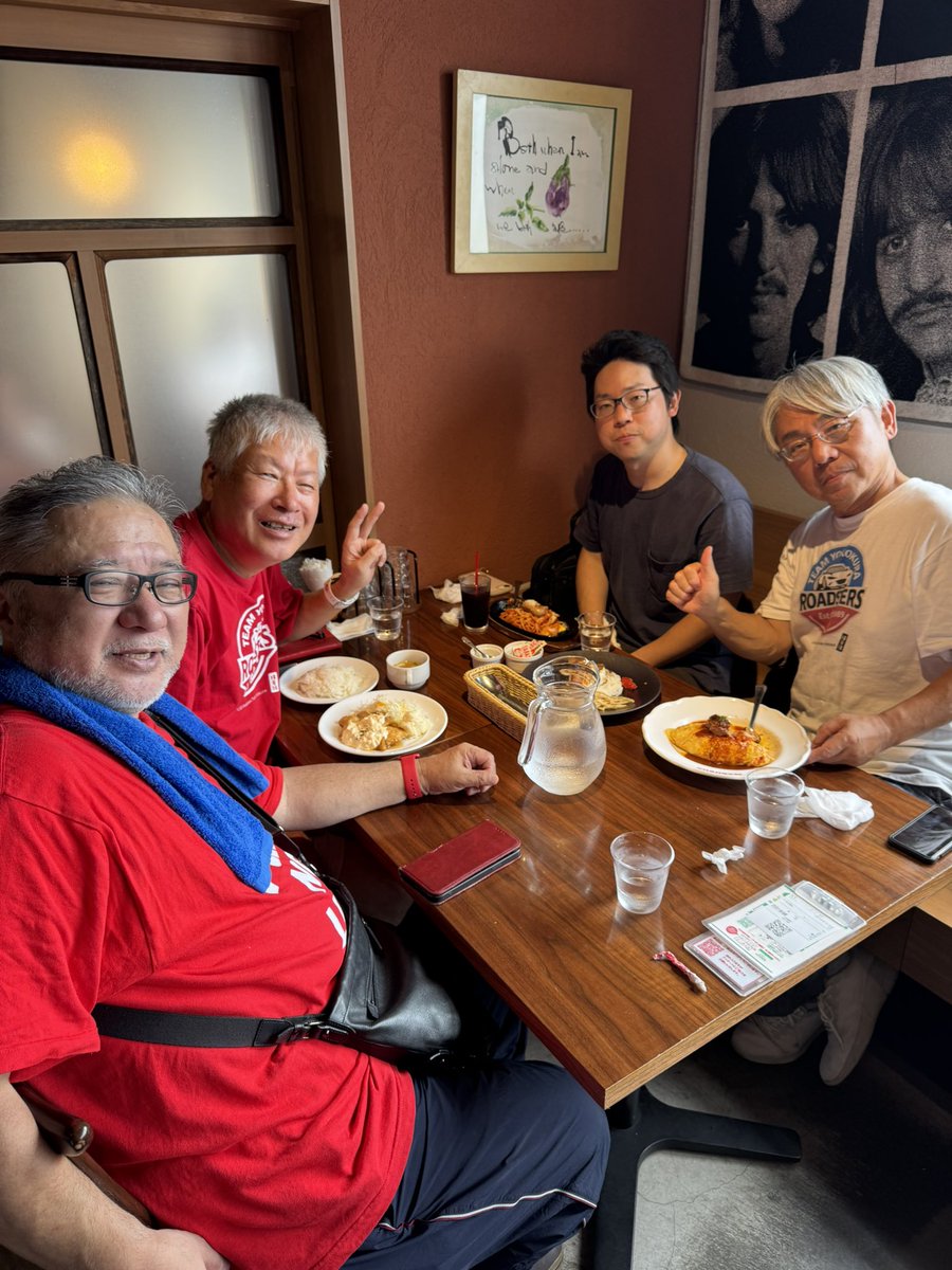 tsune_48_maz's tweet photo. 徳島からマツダロードスターNC乗りのヨッシーさんと帰省中の息子さんが、マルブン小松本店ランチに来た
ヨッシーさんが乗っているNCは、息子さんが所有者なのですが、転勤先に持って行けずにパパが乗ることになり、ロードスターで彼の人生が劇変わりました。
息子さん、ありがとう😊😊
#withROADSTER https://t.co/6cBarJqNEU