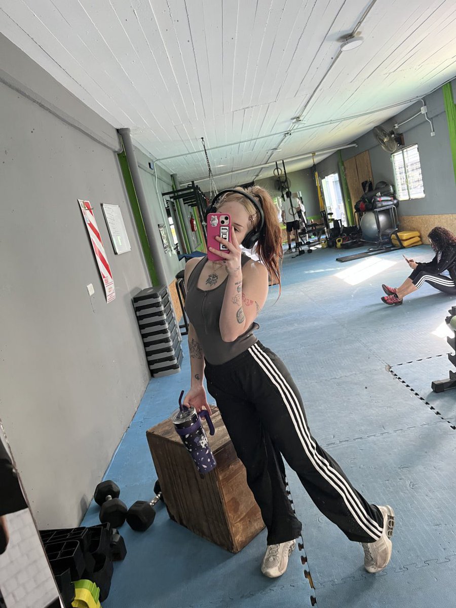 maudyrite's tweet photo. pretending i came here to workout lol https://t.co/GyEOXX4k5C