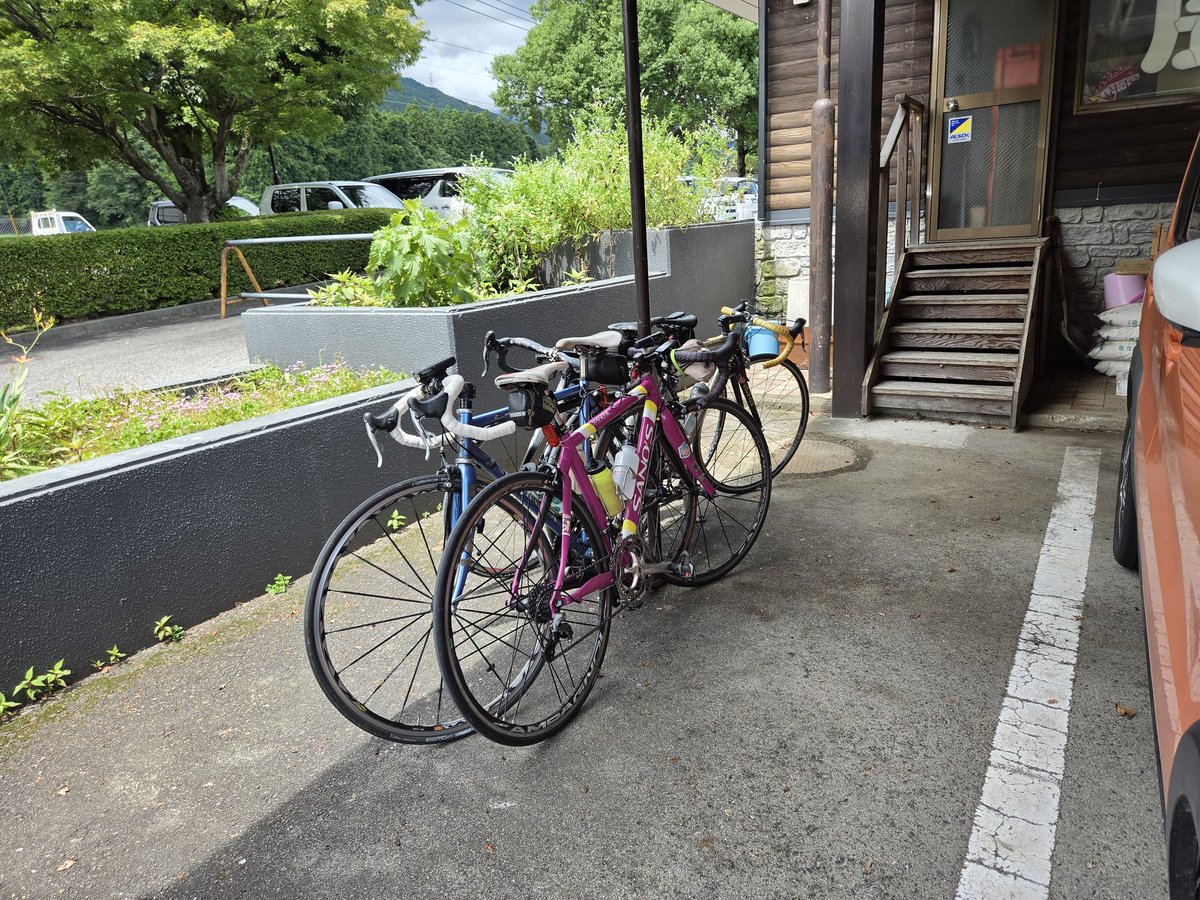 JpnSetsuko's tweet photo. 🚴‍♀️Ridind 3hour.
I got back to the hotel.

aftar the two hours,there was a heavy downpour and thunderstorm

A lightning strike caused a water outage at the hotel.

I took a shower right after the ride , so that safe.but worry the toilet in my room isn't using for no water yet. https://t.co/Jd71RvSmwd
