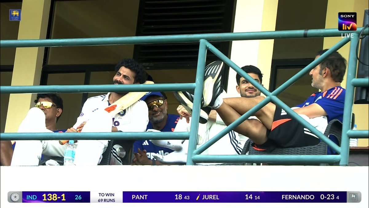 Maina_Singhx77's tweet photo. Gautam Gambhir, Shubham Gill and Ravindra Jadeja in a fun conversation. https://t.co/69VA1qUe93