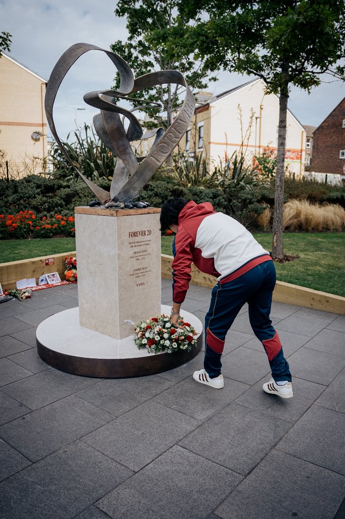 AS_Monaco's tweet photo. Nos dirigeants Thiago Scuro, Carlos Aviña, et notre entraîneur Filipe Luís, accompagnés par nos joueurs Denis Zakaria et Takumi Minamino, se sont rendus ce matin à Anfield pour se recueillir devant le Hillsborough Memorial.

Notre capitaine et Taki, ancien coéquipier de Diogo Jota chez les Reds, ont ensuite déposé une gerbe de fleurs devant le mémorial « Forever 20 ». ❤️🤍