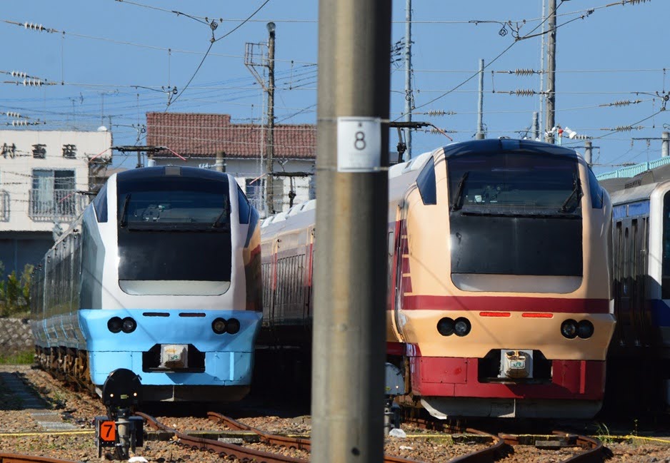 rambaral583's tweet photo. 2026年8月8日コロナ街道踏切にて
E653系K71 回9598M 返却回送
勝田車両ベース入庫！
E653系 K70の隣に入線！
電柱邪魔ですがE653系が並びました。

#E653系 #常磐線 #勝田車両ベース https://t.co/Bg7QFOzg1h