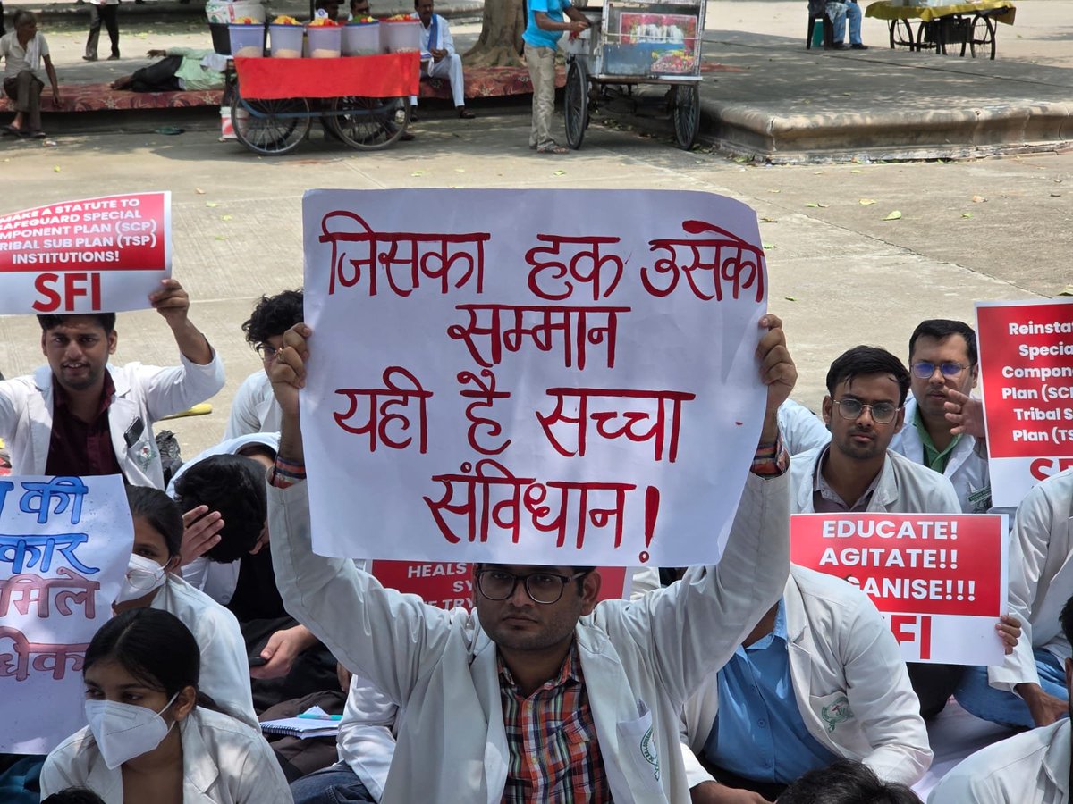 NationalDastak's tweet photo. लखनऊ में बहुजन डॉ का विरोध प्रदर्शन। यूपी के चार जिलों में sc st के पैसे से बने हॉस्पिटल में आरक्षण खत्म किया गया। उसका विरोध शुरू। https://t.co/EWlyPc4KOt