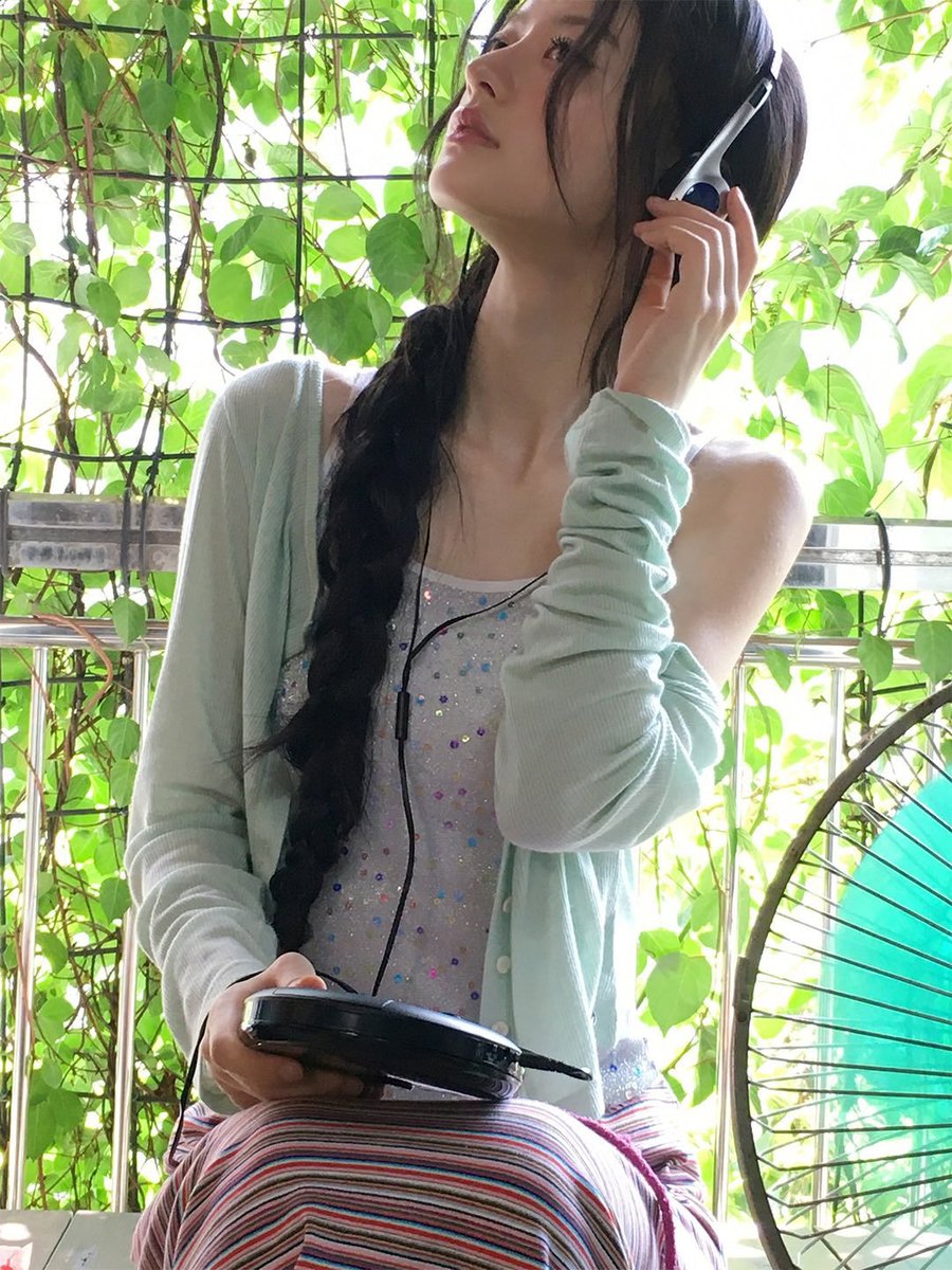 fleuralily's tweet photo. Tawarin layout by req yang cocok sama foto minju yang ini dong, kalo bisa sebutin nama katalognya yaa #bealanja https://t.co/bo4u5YpmSW