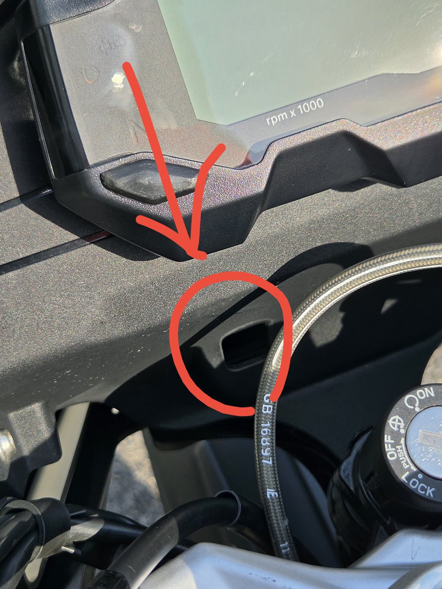 8365555y's tweet photo. g310gsのメーター下の穴は純正オプションのなんかの配線で使うやつ？ https://t.co/PlDe6b72QQ