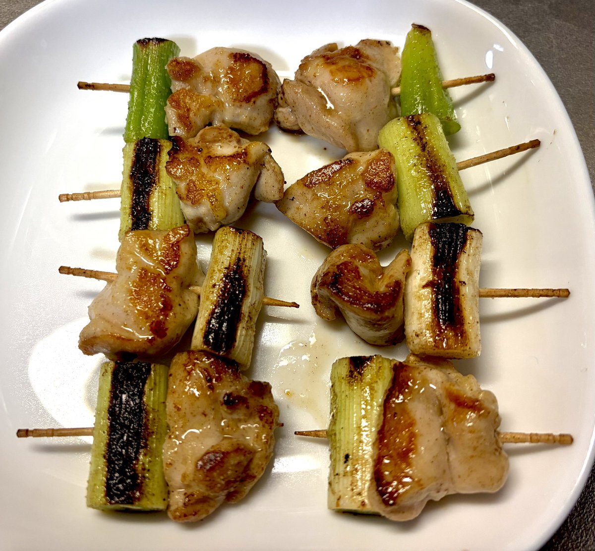 Debhnia's tweet photo. キッチンで酒を飲む
つまねぎまを焼きながら https://t.co/MnOqxYnndW