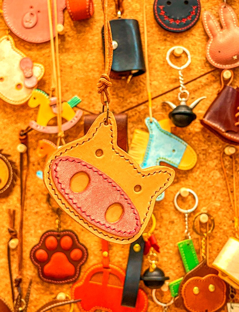 Ashokprabhas3's tweet photo. Just finished my hand-stamped leather keychain! Every tiny detail is handmade with love, turning ordinary leather into a unique little treasure.  #HandmadeCrafts https://t.co/dD9AkYk5Sx