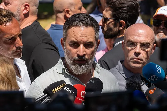 veintimillapie's tweet photo. Vox propone investigar a Sánchez por posibles delitos de traición y contra la seguridad del Estado por la "invasión" de Ceuta
Dicha acusación debe ser promovida por un cuarto de los diputados del Congreso y aprobada por la mayoría absoluta para tramitarse https://t.co/W7DaWczGfT