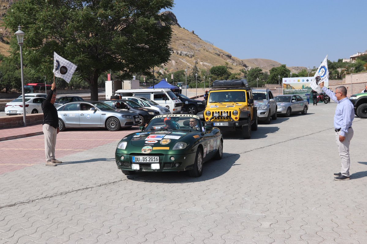 GSB_Konya's tweet photo. 🚗 Anadolu Dostluk Rallisi – Türkiye’nin İyilik Rotası Konya’da!

Antalya’dan başlayan ve Niğde’ye uzanan Anadolu Dostluk Rallisi, iyilik, dayanışma ve dostluk için Konya’dan geçiyor.

Konya’dan ayrılmadan önce gerçekleştirilen program kapsamında huzurevi ve çocuk evleri ziyaret edilerek büyüklerimiz ve çocuklarımızla bir araya gelindi; iyilik ve dayanışmanın sıcaklığı paylaşıldı. 🤝

Program; Konya Vali Yardımcısı İsmail Çetinkaya, İl Müdürümüz Muzaffer Çintimar ve Konya Aile ve Sosyal Hizmetler İl Müdürü Arif Topal’ın katılımıyla gerçekleştirildi.

📍 Sille / Konya