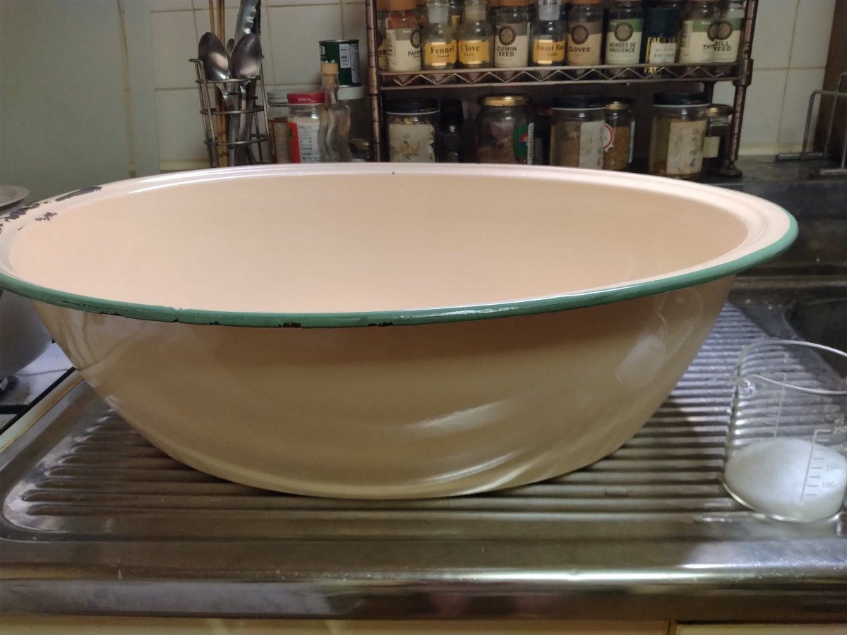 elduquec's tweet photo. PCが頓挫したので染め直しに

500mlの熱湯・塩80g
うん
9.5lの85℃の湯
あう
鍋3つで湯沸かし
大物洗いのベビーバスを引っ張り出す https://t.co/DWKtYtL8ZH