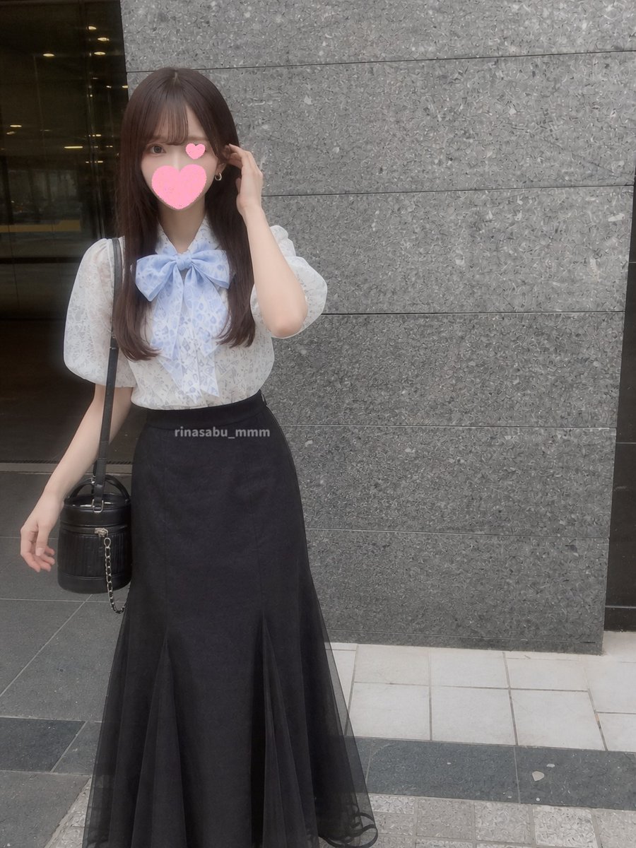 rinadayo_mmm's tweet photo. 服変えただけで扱いが別人

 昨日すっぴんに部屋着でおにぎり買いに行ったコンビニに今日はこの格好で行ったの。レジは昨日と同じ店員さんだったんだけど、わたしの顔を見た瞬間の反応が昨日とまるで違ってさ https://t.co/OtCQxIHAsa