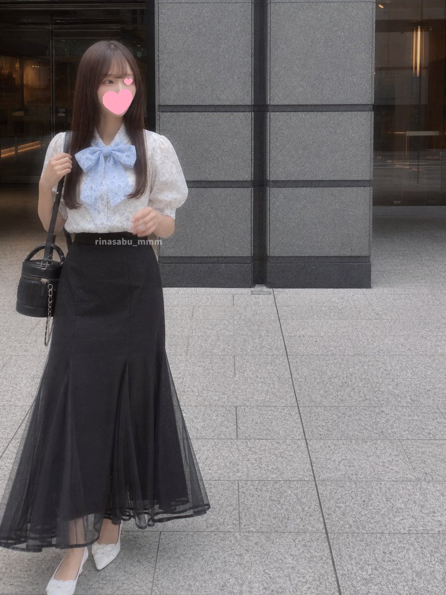 rinadayo_mmm's tweet photo. 服変えただけで扱いが別人

 昨日すっぴんに部屋着でおにぎり買いに行ったコンビニに今日はこの格好で行ったの。レジは昨日と同じ店員さんだったんだけど、わたしの顔を見た瞬間の反応が昨日とまるで違ってさ https://t.co/OtCQxIHAsa