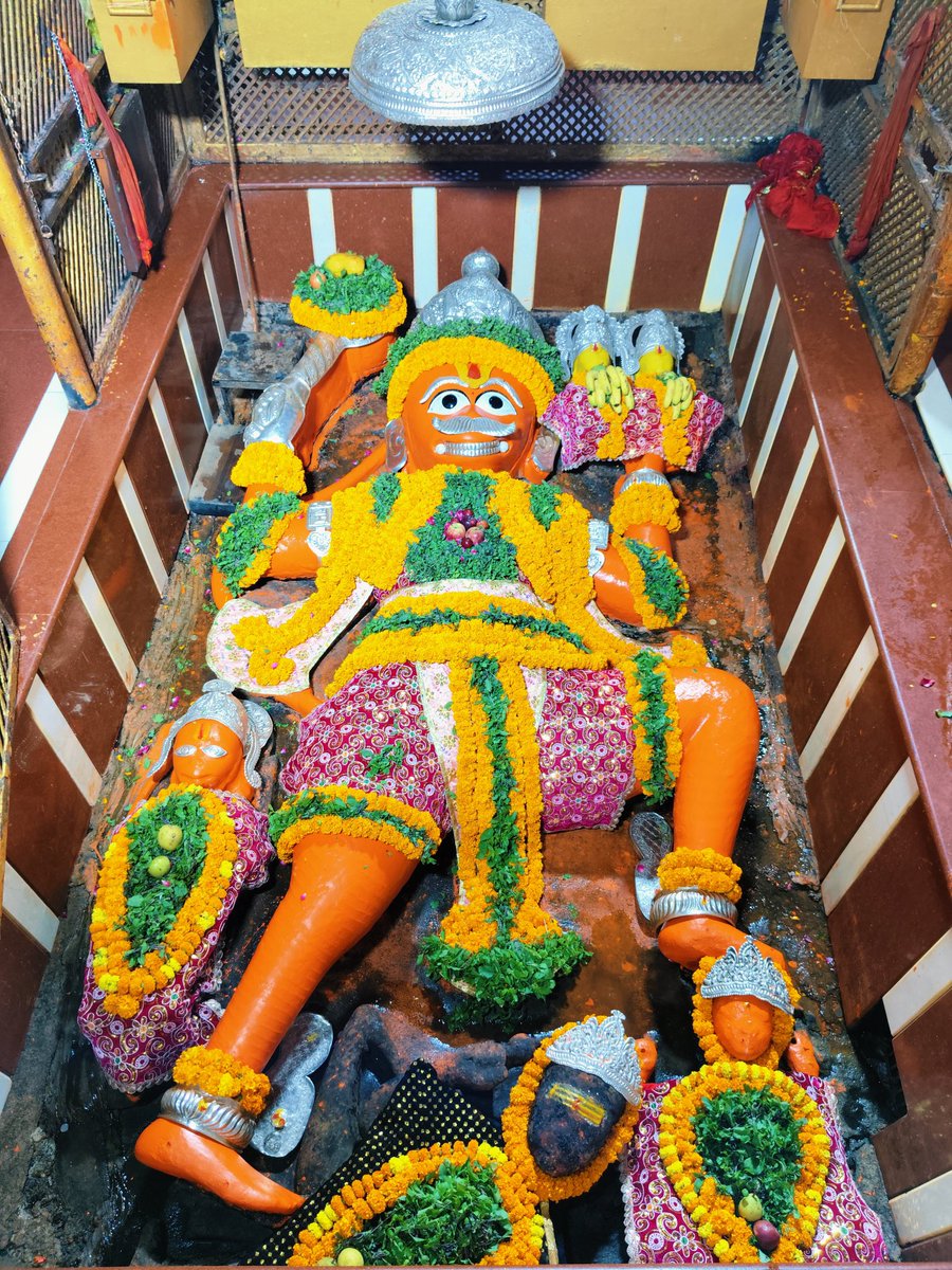 ankitpujariji's tweet photo. आज का भव्य श्रृंगार आरती दर्शन दिनाँक 09/08/2026 दिन #रविवार को श्री बड़े हनुमान जी महाराज के सायंकालीन श्रृंगार आरती दर्शन @ankitpujariji 
Shri Bade Hanuman Ji Mandir 🛕 

#जयश्रीराम 🙏🏻 #ankitpujariji #officialankit2 #badehanumanji #letehanumanji https://t.co/wbh0jsYyDv