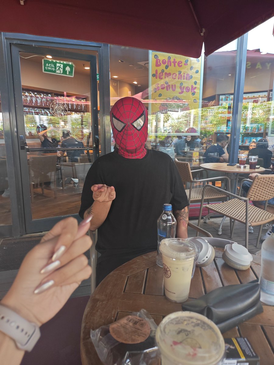 p3tiboryasasi's tweet photo. en yakın arkadaşım kendini peter parker sanıyo. hava bugün 39 derece çıkar şu maskeyi diyorum, büyük güç büyük sorumluluk getirir diyo. https://t.co/BjU62wyIfh