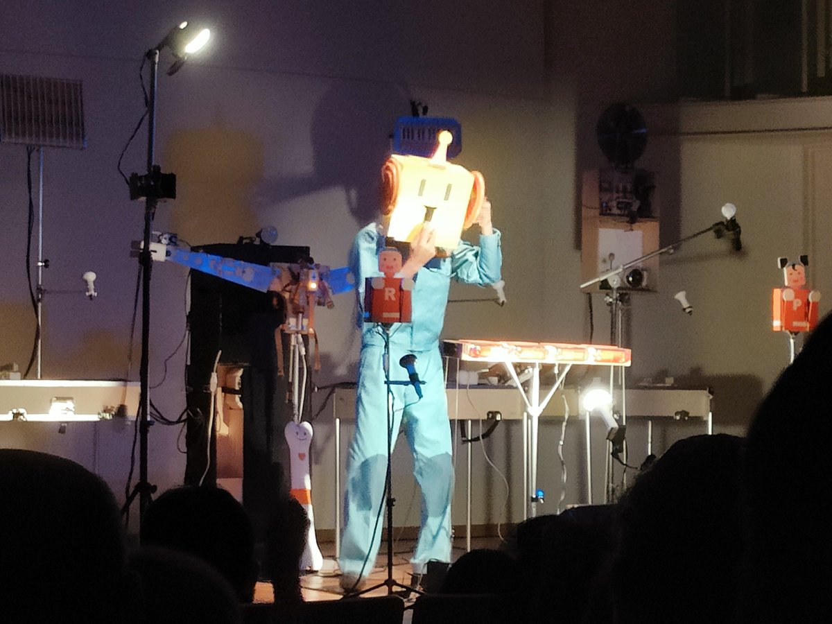 youjo_tec's tweet photo. 明和電機の梅ツアー行ってきました。
一人で全て(設営、演奏、片付け)やるというコンサートで、最後に楽器を箱に仕舞うまでがパフォーマンスになっていました。
片付けながら段々と楽器の音が消えて客席のボーンバー(ツアーグッズの楽器)の音と社長の歌声だけになる部分ちょっとしんみりでした。 https://t.co/RYqUxvSYow