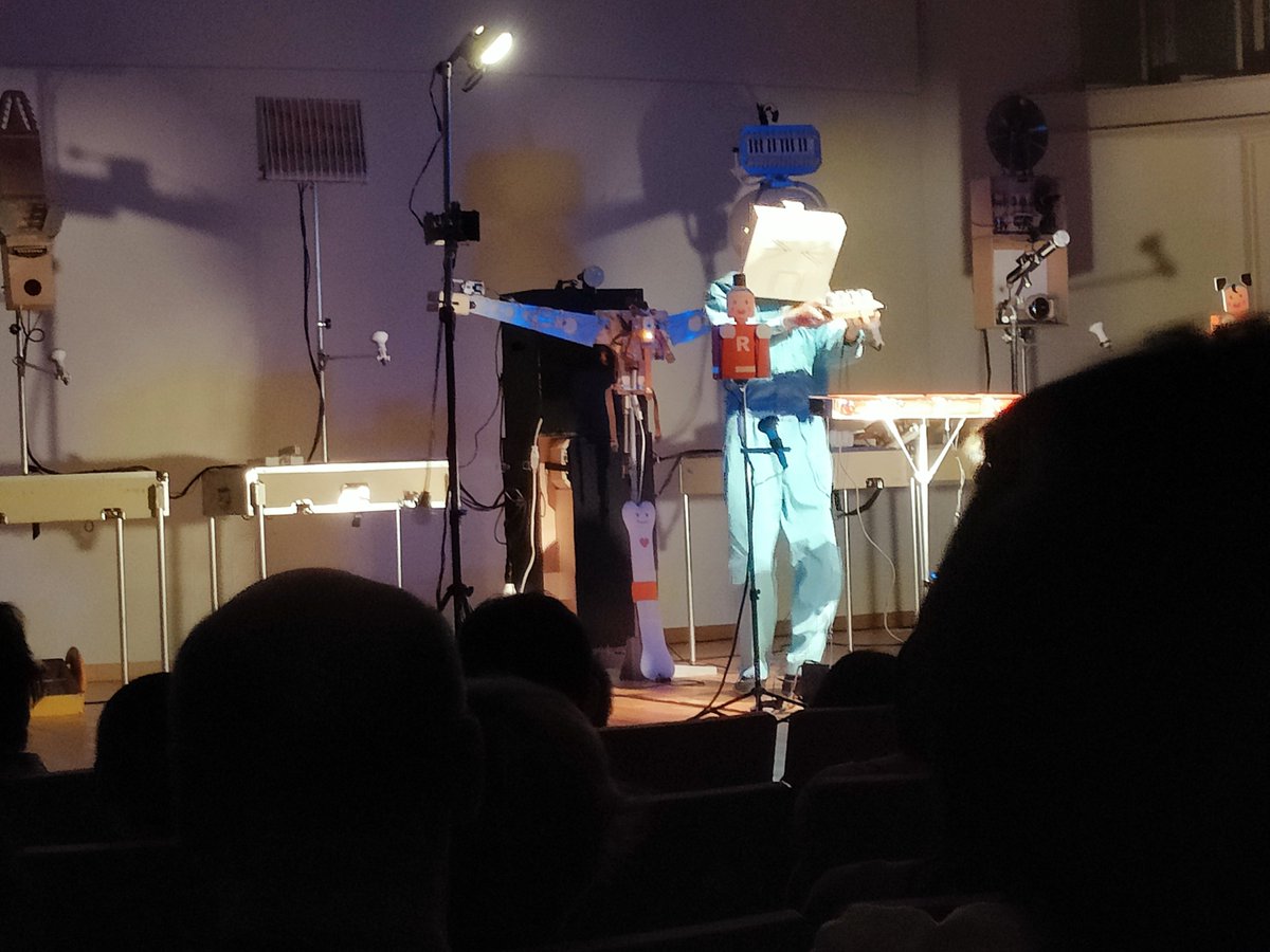 youjo_tec's tweet photo. 明和電機の梅ツアー行ってきました。
一人で全て(設営、演奏、片付け)やるというコンサートで、最後に楽器を箱に仕舞うまでがパフォーマンスになっていました。
片付けながら段々と楽器の音が消えて客席のボーンバー(ツアーグッズの楽器)の音と社長の歌声だけになる部分ちょっとしんみりでした。 https://t.co/RYqUxvSYow