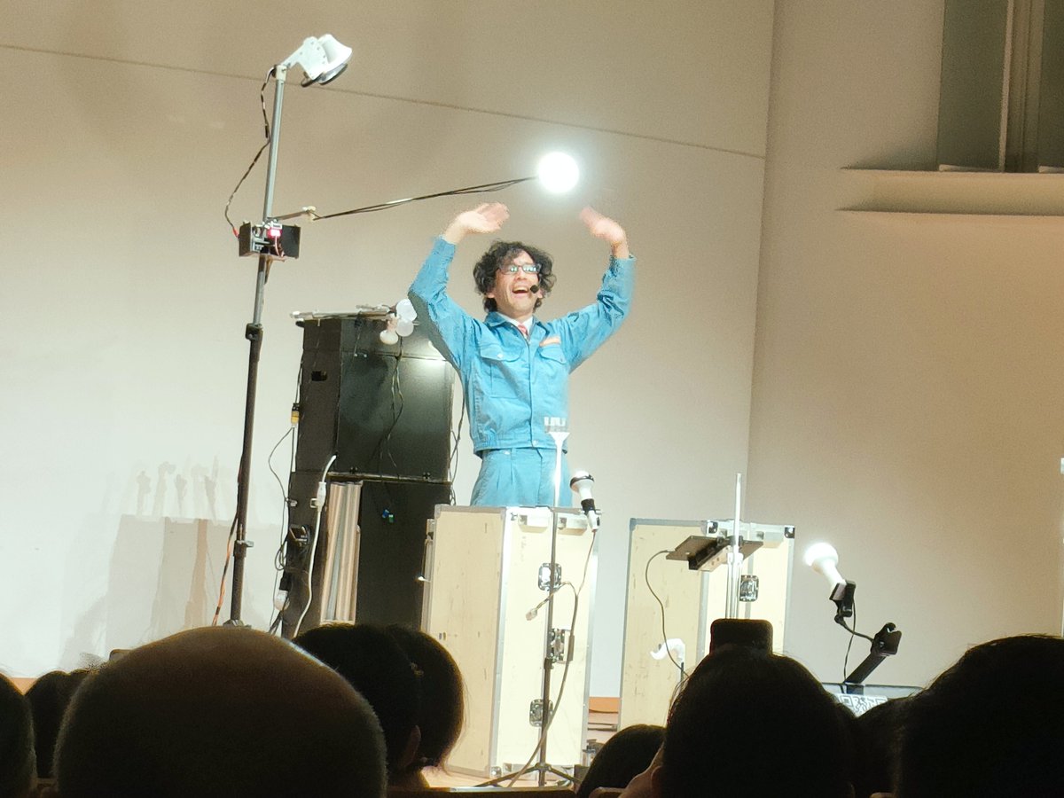 youjo_tec's tweet photo. 明和電機の梅ツアー行ってきました。
一人で全て(設営、演奏、片付け)やるというコンサートで、最後に楽器を箱に仕舞うまでがパフォーマンスになっていました。
片付けながら段々と楽器の音が消えて客席のボーンバー(ツアーグッズの楽器)の音と社長の歌声だけになる部分ちょっとしんみりでした。 https://t.co/RYqUxvSYow