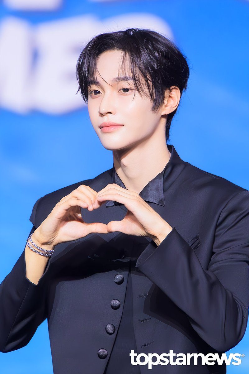 TSN_PHOTO's tweet photo. [HD포토] 라이즈 원빈, ‘존잘 황제’ (2026 SBS 가요대전 썸머 블루카펫) #가요대전 #프리뷰 #라이즈 #RIIZE #원빈 https://t.co/bapoMacoQk <- Original Photo https://t.co/Ajkhs8P6tf