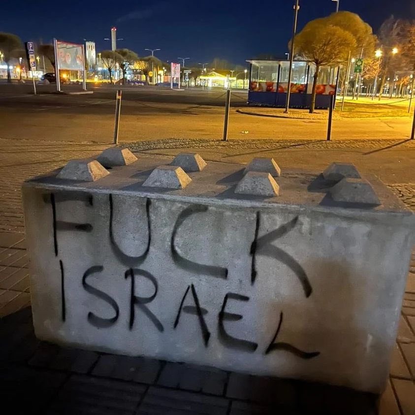 i_m_khalifa's tweet photo. @emmanuelnavon Israel is the name of a tyrant, an occupier, and a building built on the blood and bones of innocent people, and Pakistan is the fruit of the struggle of the oppressed and downtrodden people for freedom from the cruel British imperialism. Our massage to you is 🖕👇 https://t.co/Nw1gVXdUCb