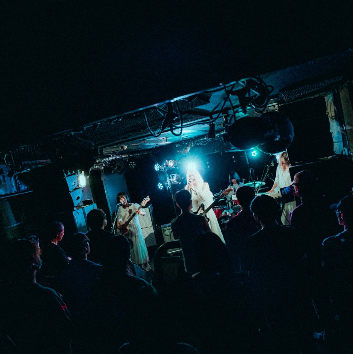 8741_hanayoi's tweet photo. 【Live Photo②】
⁡
2026.08.07 fri @ 下北沢DaisyBar
花酔い×DaisyBar pre. 『花酔い季刊vol.3』
⁡
sup. key. 【 @Shuu_tampen  】
sup. ba. 【 @nan_chuuka  】
⁡
photo by 【 @_koo_photo_  】
⁡
 #花酔い  #ガールズバンド  #livephoto https://t.co/QcI6xfwwAn