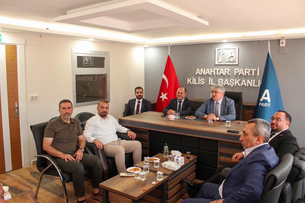 anahtarparti's tweet photo. Rotamız millet: Durağımız Kilis…

AR-GE Başkanımız Sayın Prof. Dr. Özcan Güngör, “Rotamız Millet” programı kapsamında Kilis’te teşkilat ve saha çalışmaları gerçekleştirdi.

Çocuklarımızdan gençlerimize, kadınlarımızdan büyüklerimize, şehit yakınlarımızdan gazilerimize, esnafımızdan iş insanlarımıza kadar Kilis’in farklı kesimleriyle bir araya geldik. Şehrin meselelerini yerinde dinledik, çözüm önerileri üzerine istişarelerde bulunduk.

Sivil toplum kuruluşlarımızı ziyaret ederek Kilis’in gündemini değerlendirdik, teşkilatımızla partimizin Kilis yol haritasını yeniden ele aldık.

Bizim meselemiz yalnızca anlatmak değil; dinlemek, anlamak ve çözüm üretmek.