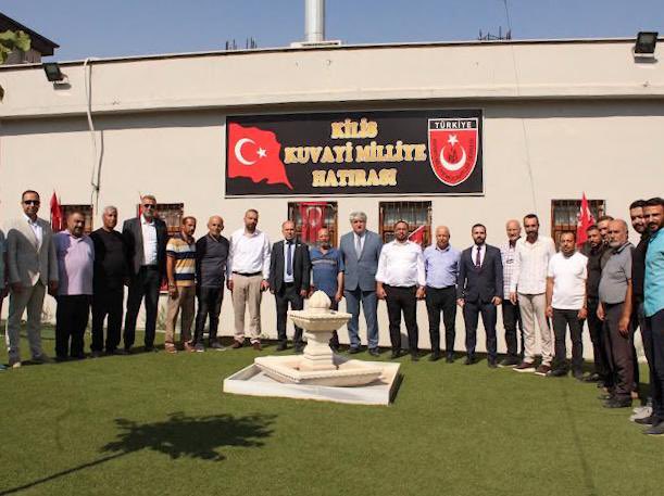 anahtarparti's tweet photo. Rotamız millet: Durağımız Kilis…

AR-GE Başkanımız Sayın Prof. Dr. Özcan Güngör, “Rotamız Millet” programı kapsamında Kilis’te teşkilat ve saha çalışmaları gerçekleştirdi.

Çocuklarımızdan gençlerimize, kadınlarımızdan büyüklerimize, şehit yakınlarımızdan gazilerimize, esnafımızdan iş insanlarımıza kadar Kilis’in farklı kesimleriyle bir araya geldik. Şehrin meselelerini yerinde dinledik, çözüm önerileri üzerine istişarelerde bulunduk.

Sivil toplum kuruluşlarımızı ziyaret ederek Kilis’in gündemini değerlendirdik, teşkilatımızla partimizin Kilis yol haritasını yeniden ele aldık.

Bizim meselemiz yalnızca anlatmak değil; dinlemek, anlamak ve çözüm üretmek.