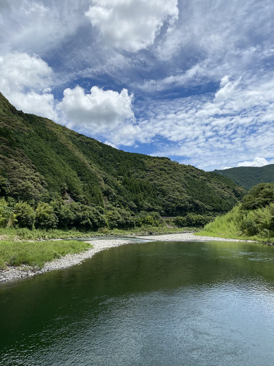okomemhr's tweet photo. 四国カルストめっちゃ綺麗やった！😻
お天気もっと晴れてたらもっと綺麗やったんやろうなーと思いつつもw満喫しました😆
その後浅井沈下橋へ！「竜とそばかすの姫」のモデルになってる橋？(何個かあるからここじゃないかも😂)らしかった！
お水が澄んでてめっちゃ綺麗でした✨ https://t.co/2jsWoxFGfu