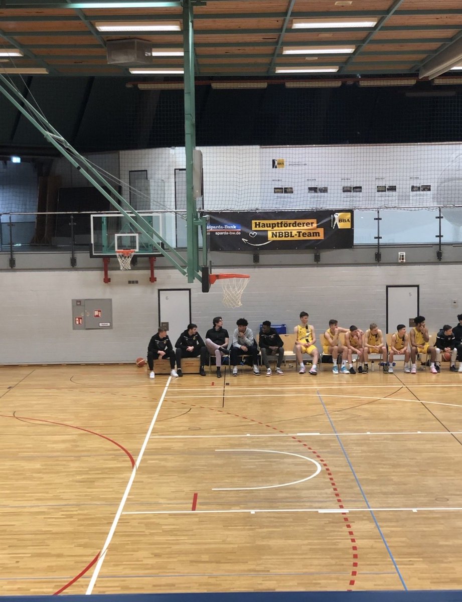 teeech849's tweet photo. 大学卒業後、ドイツで初めてユース（U19）の練習を見たとき、バスケの内容以上に衝撃を受けたことがある。

それは、練習中のコミュニケーションが英語だったこと。

「なぜドイツ語ではなく英語なんですか？」と聞くと、 https://t.co/5D8sKuqSPc