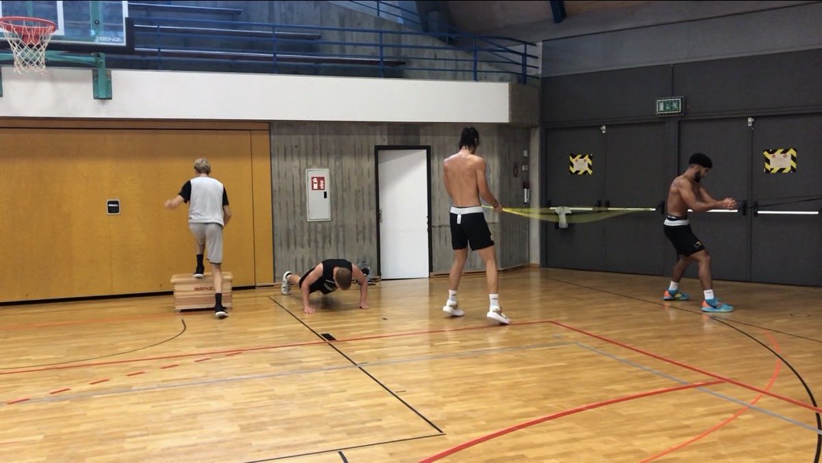 teeech849's tweet photo. 大学卒業後、ドイツで初めてユース（U19）の練習を見たとき、バスケの内容以上に衝撃を受けたことがある。

それは、練習中のコミュニケーションが英語だったこと。

「なぜドイツ語ではなく英語なんですか？」と聞くと、 https://t.co/5D8sKuqSPc