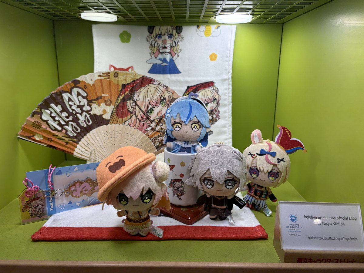bon_holo's tweet photo. 東京駅で見つけてしまったホロライブショップ！！！！！！
コインロッカー向かう時にたまたま見かけてかっちゃった！！！！可愛！！！！！！ https://t.co/klA6OEj75z