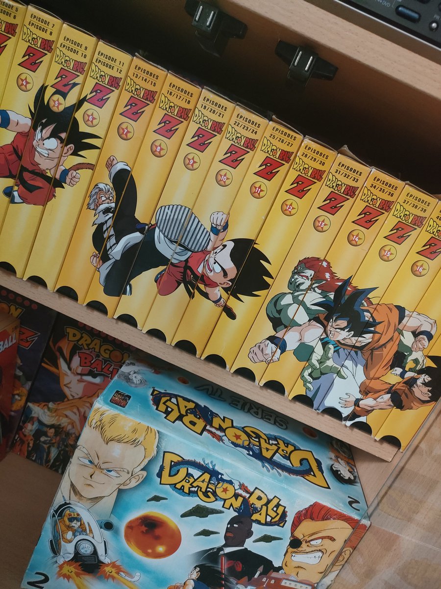 R1sbooo's tweet photo. @Tony_Mr_P @KintoUnProds @gogeta_lord L'intégrale - la série tv vendu avec 2 vhs chez le marchand de journaux. https://t.co/McFhB4lbpc
