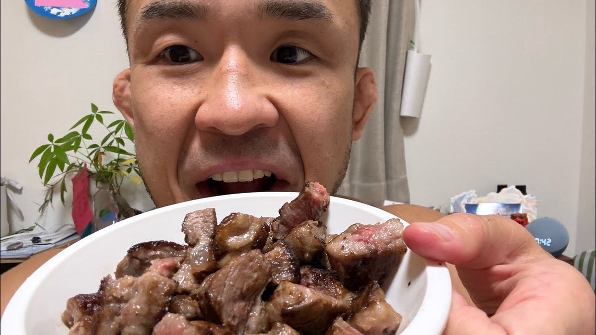 HiroOugikubo's tweet photo. 牛レア肉爆食い　RIZIN 
https://t.co/8JxeEydfVM @YouTubeより

#おぎの日常 https://t.co/0t8rdrw4LM