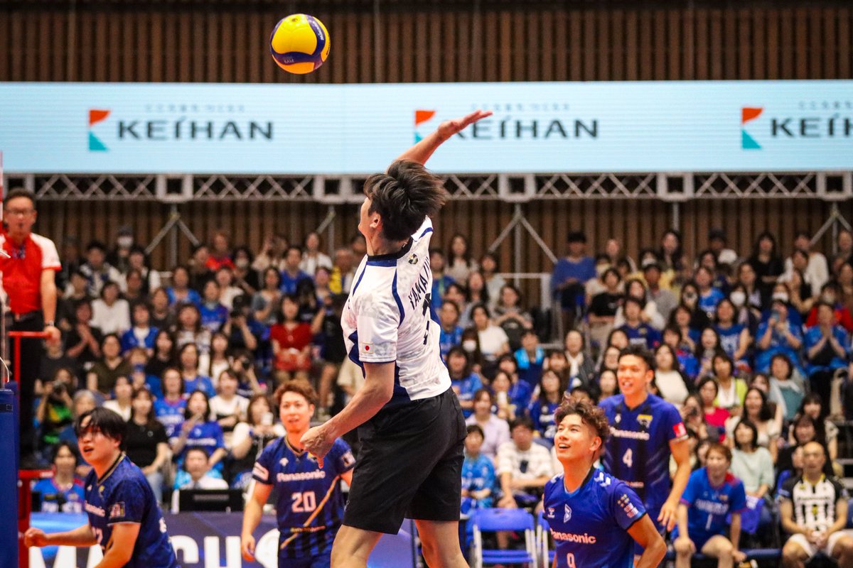 toray_i's tweet photo. 山添さんがつーちゃんと代わったから、え？？レフト？？？って思って焦ったんやけど、レセプションも出来るしレフトからスパイクも決めるしで、まるでハナからミドルじゃなかったみたいに馴染んでた笑
#GORILASTMATCH https://t.co/57MIOwS38w