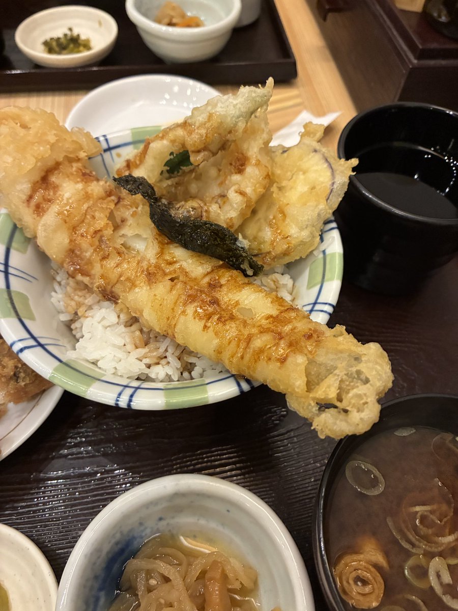 afuroblogstar_7's tweet photo. 何でも学習。

魚料理屋さんで、家族メシ☺️
夏天丼の穴子にそそられるも…寝る前に胃もたれ🤣次回は刺身か、焼きor煮魚だね（笑）
704日 https://t.co/lMN883ensY