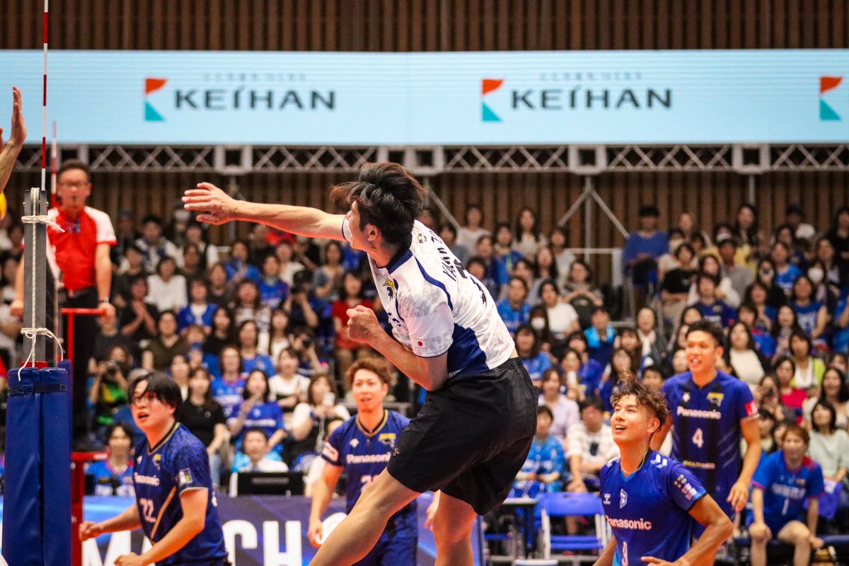toray_i's tweet photo. 山添さんがつーちゃんと代わったから、え？？レフト？？？って思って焦ったんやけど、レセプションも出来るしレフトからスパイクも決めるしで、まるでハナからミドルじゃなかったみたいに馴染んでた笑
#GORILASTMATCH https://t.co/57MIOwS38w