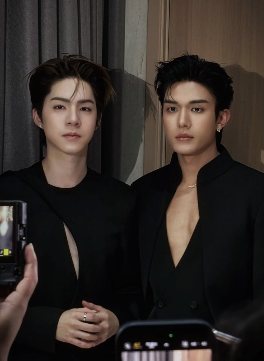 tlepaew's tweet photo. i’m not even being biased but netjj are genuinely one of the most elegant looking couples ever. there’s something about them that just feels so effortlessly luxurious

NetJJ Golden Carpet
#NakaratAwards2026xNetJJ https://t.co/tQSzdtxavK