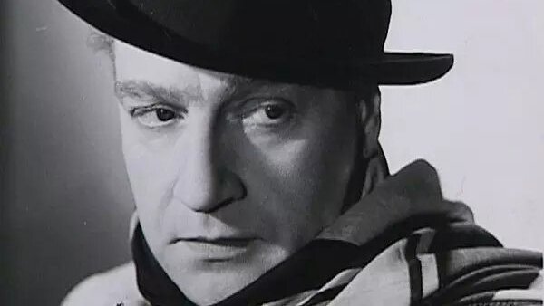 Antho_Repartie's tweet photo. À la fin de sa vie, Sacha Guitry se déplaçait en fauteuil roulant. Un visiteur lui demande un jour :

- Comment allez-vous ?

- Comme sur des roulettes. https://t.co/LpcfVScHb8