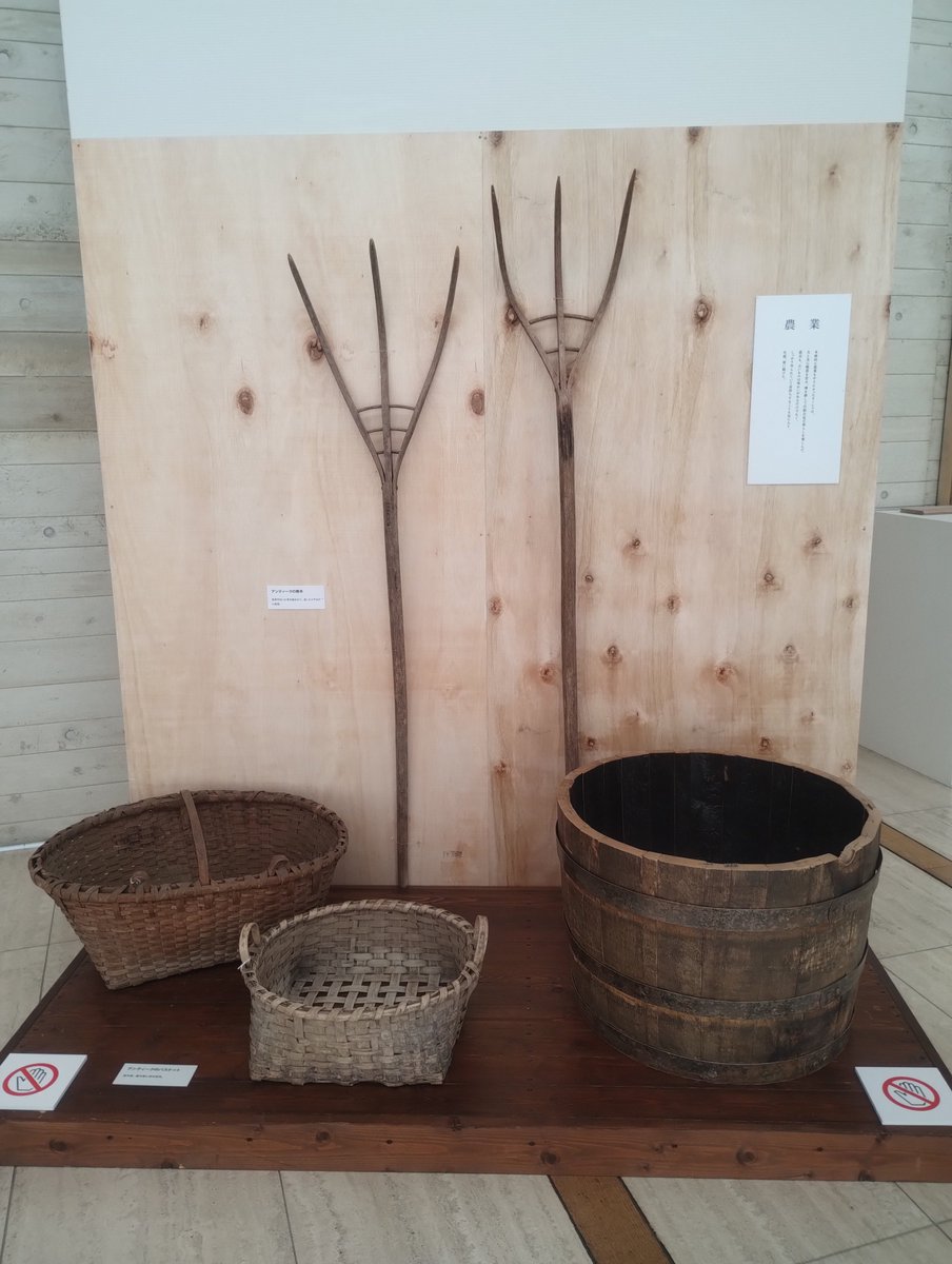 waruluck's tweet photo. ターシャ・テューダー展。昔のおばあちゃんとかを思い出してほっこりした。
田舎のネズミ派が増えるようなそんな時代になってくれるといいのだけど。お蚕さまみたいな田舎でできる産業があれば都会にしがみつかなくてもいいのに。いやインターネットも普及して田舎でもできるのか…！？ https://t.co/OUdpF2Qrzh