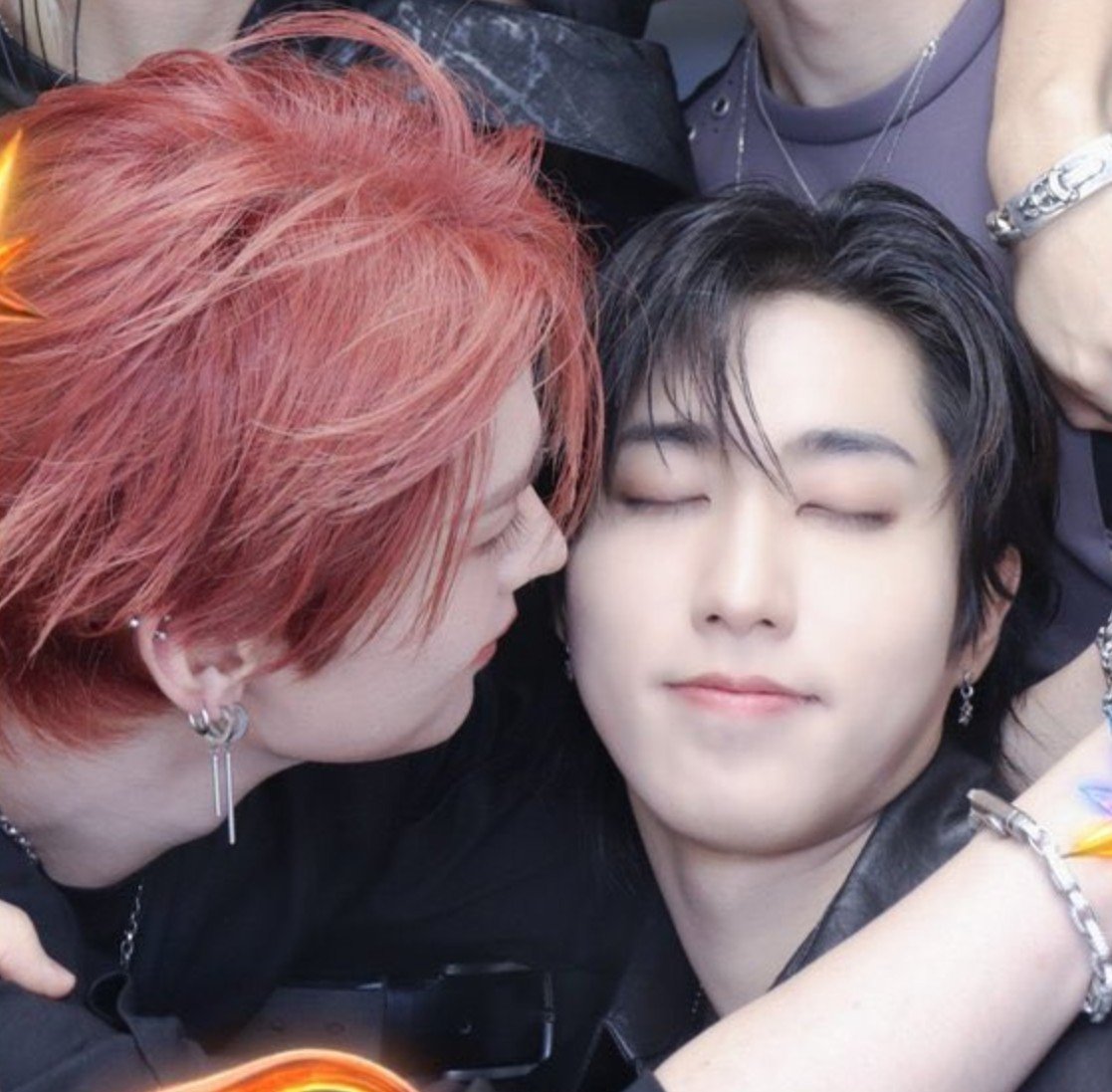 smolsungies's tweet photo. GET A FUCKING ROOM??????????????????? https://t.co/KIZAmJOwhL